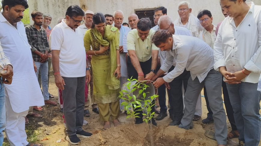 जिला कलेक्टर ने मणकसास गोशाला में पशुपालन विभाग के पौधारोपण अभियान की शुरुआत की