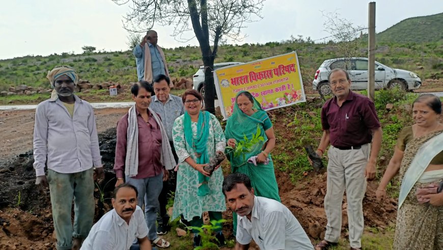 भारत विकास परिषद के संस्थापक की जयंती एवं परिषद के स्थापना दिवस के पखवाड़े के अंतर्गत लगाए पौधे