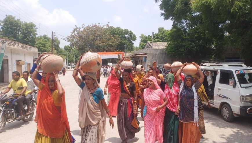 मटकियां लेकर उपखंड कार्यालय पर किया ग्रामीण महिलाओं ने प्रदर्शन, दिया ज्ञापन