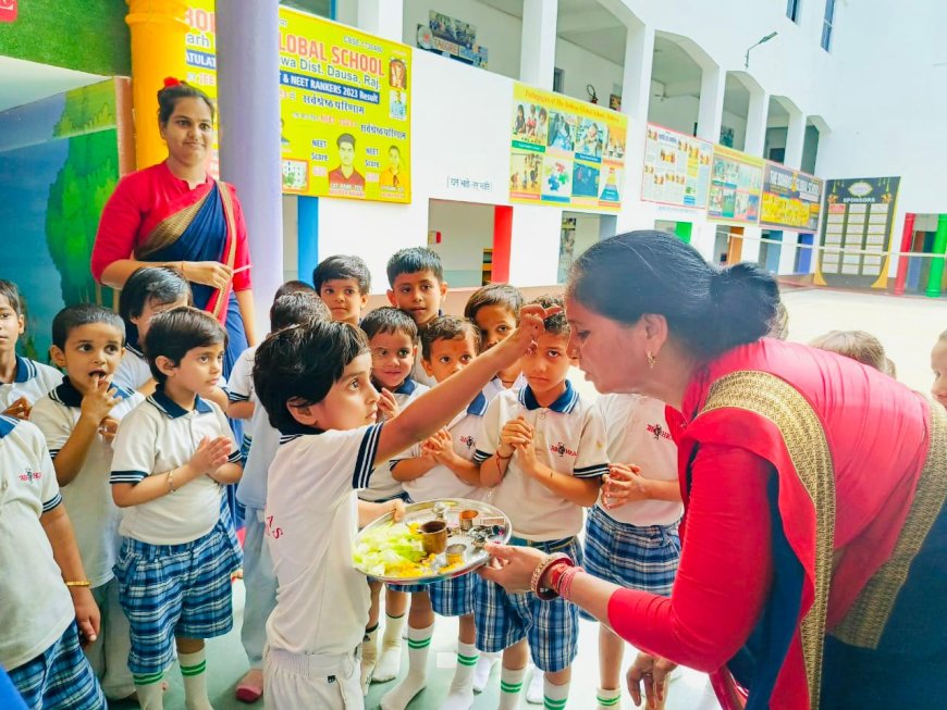 द बोहराज ग्लोबल स्कूल में छात्रों ने गुरु पूर्णिमा पर गुरुओं का पूजन कर लिया आशीर्वाद