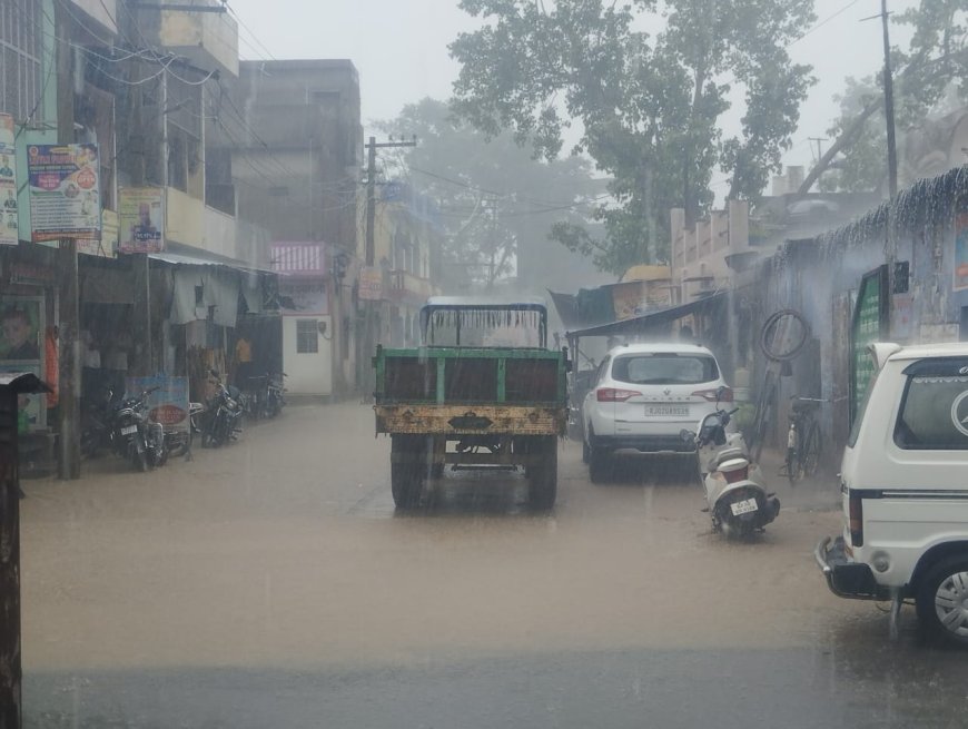 सावन के सोमवार के बाद आज बुधवार को दिन भर झूम कर बरसे मेघा