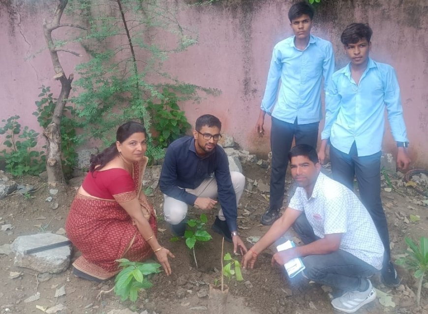 एसडीएम ने किया विद्यालय का औचक निरीक्षण, पौधारोपण कर परखी विद्यालय व्यवस्था