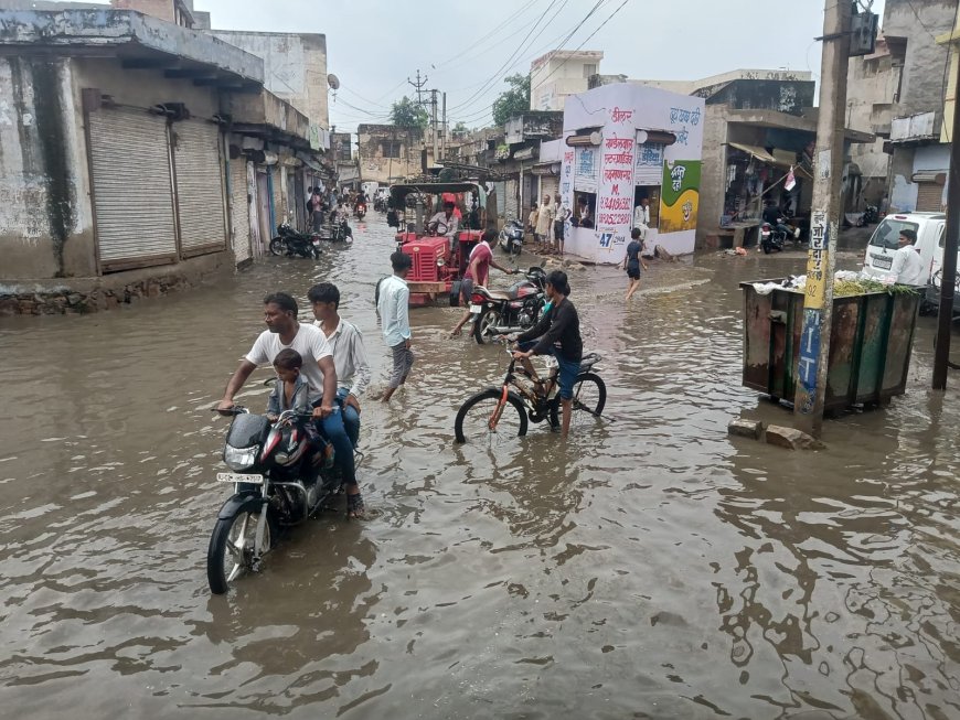 कस्बे में पानी की निकासी का नहीं हुआ समाधान लोग हो रहे हैं, परेशान