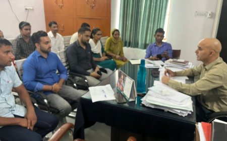 खैरथल - तिजारा जिले में संचालित मुख्यमंत्री आयुष्मान आरोग्य योजना की समीक्षा की