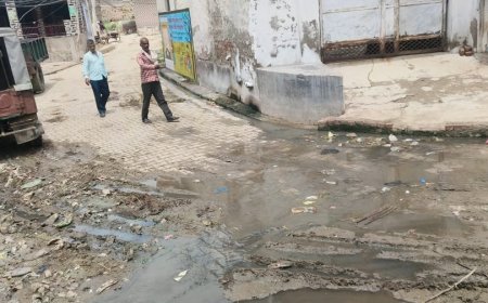 सोंख देहात के गांव नगला आशा में नहीं आते हैं सफाई कर्मचारी:   ग्रामीणों में बीमारी फैलने का भय