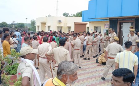 सडक़ हादसे में बाइक सवार की मौतः मुआवजे व नौकरी की मांग को लेकर ग्रामीणों ने घेरा टोल प्लाजा