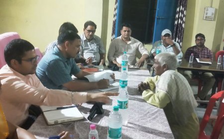 संभागीय आयुक्त ने पहरसर में रात्रि चौपाल कर सुनी ग्रामीणों की समस्याएं