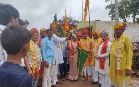 भाजपा नेता  बन्नाराम मीना व रैणी न.पा. अध्यक्ष मीरा शिवचरण सैदावत ने गिरिराज महाराज के पद यात्रियो को हरी झण्डी दिखाकर किया रवाना