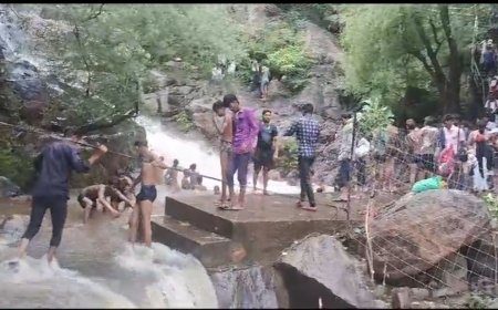 तेज बरसात से जगह जगह पानी के बहते झरने कहीं हो ना जाए लापरवाही जान की दुश्मन?