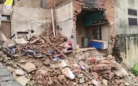 लगातार बारिश से दो जगह गिरे मकान बेघर हुए परिवार