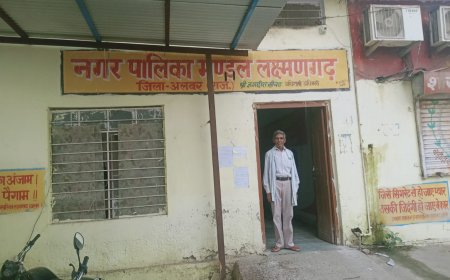 खाई में बसे लोगों को दिए नगर पालिका ने  नोटिस