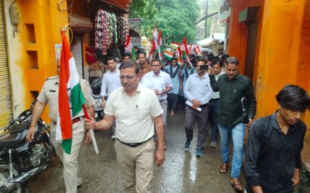 बारिश मे भी निकली तिंरगा यात्रा, राष्ट्रीय ध्वज के सम्मान की दिलाई शपथ