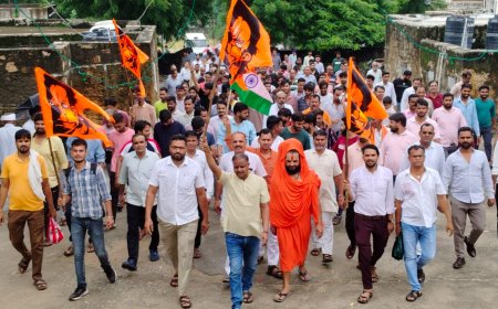बांग्लादेश मे अल्पसंख्यकों हो रहे अत्याचार के विरोध मे व्यापारियों ने बंद रखे प्रतिष्ठान, सौंपा ज्ञापन