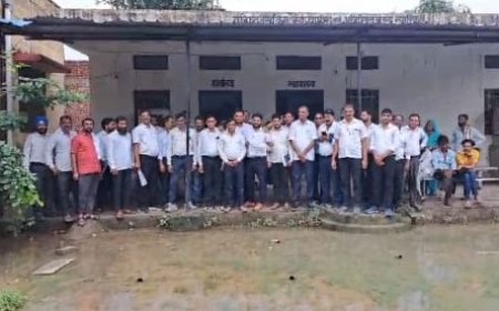 एसीजेएम कोर्ट के बाहर पानी भराव व गंदगी ढेर का विरोध: अभिभाषक संघ ने अतिरिक्त मुख्य न्यायाधीश को नगरपालिका के खिलाफ सौपा ज्ञापन