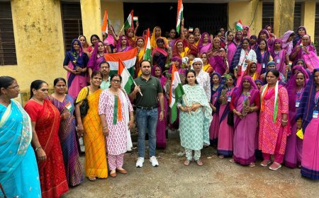 सभी विभागों में फहराया तिरंगा, अधिकारियों ने ली सेल्फी