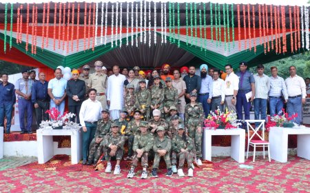 धूमधाम से मनाया स्वतंत्रता दिवस, स्कूलों में देशभक्ति के कार्यक्रमों की रही धूम