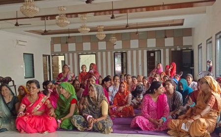 प्रभात फेरी के साथ झूला उत्सव का शुभारंभ