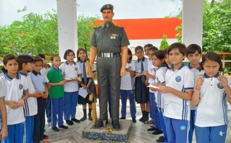 गुढ़ा गौड़जी से पोसाना शहीद स्मारक पर पहुंच कर शहीद प्रतिमा को बांधे रक्षासूत्र