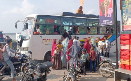 गुरला में बहनों ने भाई की कलाई पर बांधी राखीः बसों में उमड़ी भीड़, मिठाइयों और राखी की दुकानों में हुई खरीददारी