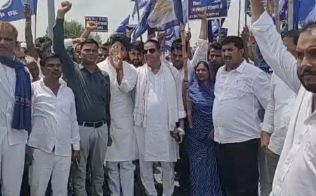 महुवा में सुप्रीम कोर्ट के फैसले के विरोध में भारत बंद के दौरान एसटी/एससी संगठनो ने रैली निकाल किया प्रदर्शन,प्रधानमंत्री के नाम सौंपा ज्ञापन