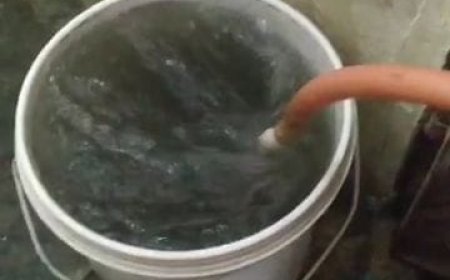 जलदाय विभाग की लापरवाही कस्बे में आ रहा काला गंदा पानी