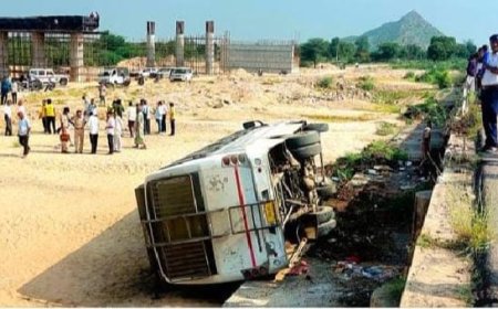 जालौर सवारियों से भरी बस नदी में पलटी कोई अनहोनी नहीं