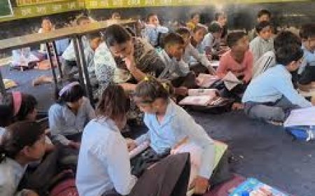 जिला शिक्षा अधिकारी ने अग्रेजी मीडियम स्कूल का किया निरीक्षण: तीसरी-चौथी क्लास के बच्चे नहीं पढ़ पाए हिंदी