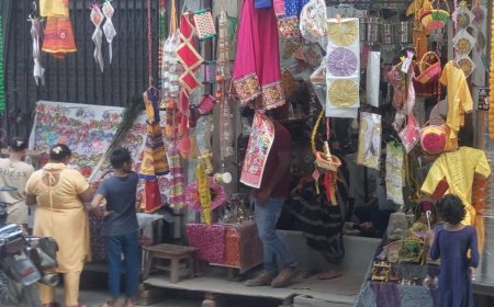 दातागंज बाजार में जन्माष्टमी के चलते भीड़, कान्हा की रंग बिरंगी  पोशाकों सें सजी दुकानें