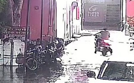बाईक चोरी कैमरे में क़ैद हुई वारदात
