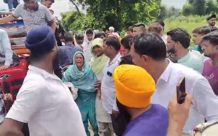 प्राइवेट बस की टक्कर से बाइक में टक्कर ,कुचलने से हुई महिला की मौत, आक्रोशित परिवारजनों ने लगाया रोड पर जाम