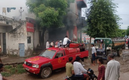 साईकिल की दुकान में अज्ञात कारणों से लगी आग:  दमकल एवं पानी के टैंकर से बुझाई आग