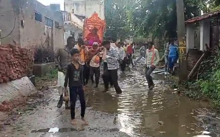 नालियां नहीं होने से घरों का गंदा पानी सड़क पर, कीचड़ से लोग परेशान, ग्राम पंचायत नहीं दे रही ध्यान