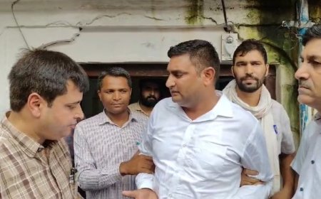 अलवर कचहरी के मुख्य गेट पर 30 हजार रुपए की रिश्वत लेता होमगार्ड जवान ट्रैप