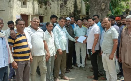 धूल भरी सडके और गंदगी से परेशान  ग्रामीणों ने तहसीलदार को सौंपा ज्ञापन