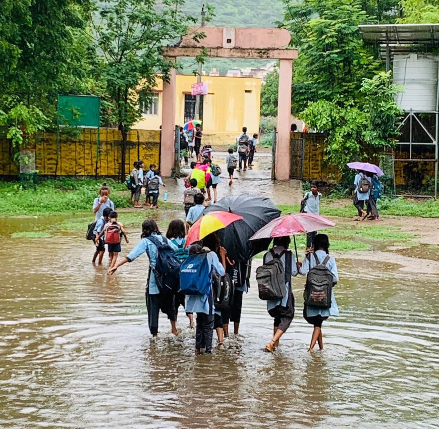 दुजाना बालिका विद्यालय में बारिश से जलभराव, छत से पानी रिसाव से हादसे की आशंका