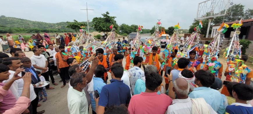 धौला कुआं खोहरा गांव में हरिद्वार से कांवड़ लेकर आये कावड़ियों का पूर्व मंत्री गोलमा देवी सहित ग्रामीणों ने किया स्वागत