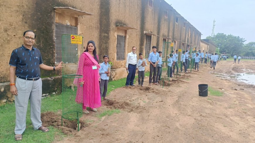 एक पेड़ माँ के नाम अभियान के तहत गुरलाँ विधालय में लगायें 1100 पोंधे