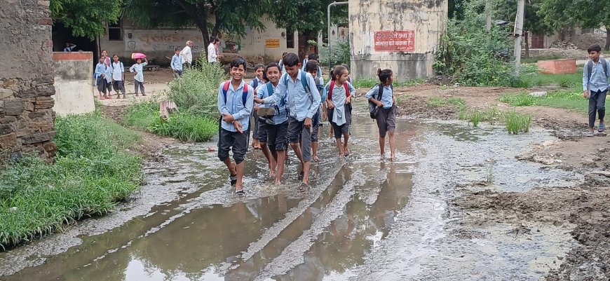 गंदे पानी से भरे रास्ते से ग्रामवासी और विद्यार्थी परेशान:  लापरवाह जनप्रतिनिधियों की अनदेखी का शिकार  ग्रामीण