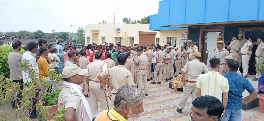 सडक़ हादसे में बाइक सवार की मौतः मुआवजे व नौकरी की मांग को लेकर ग्रामीणों ने घेरा टोल प्लाजा