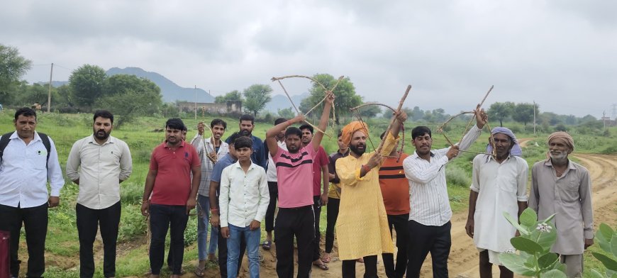 गुढ़ागौड़जी के मरुस्थली टीले बांडियानाला पर तीर कमान के साथ मनाया विश्व आदिवासी दिवस