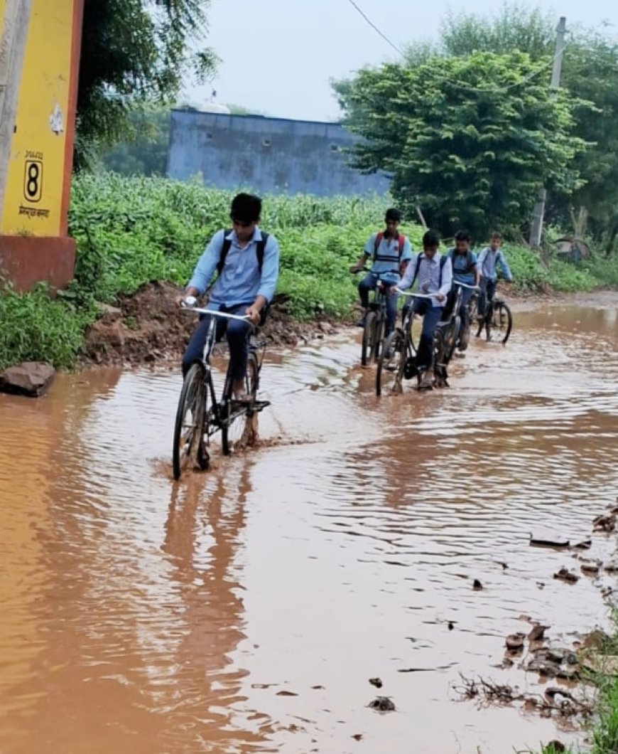 नीमला में सड़क मार्ग पर जल भराव होने से स्कूली बच्चे व वाहन चालक हो रहे परेशान