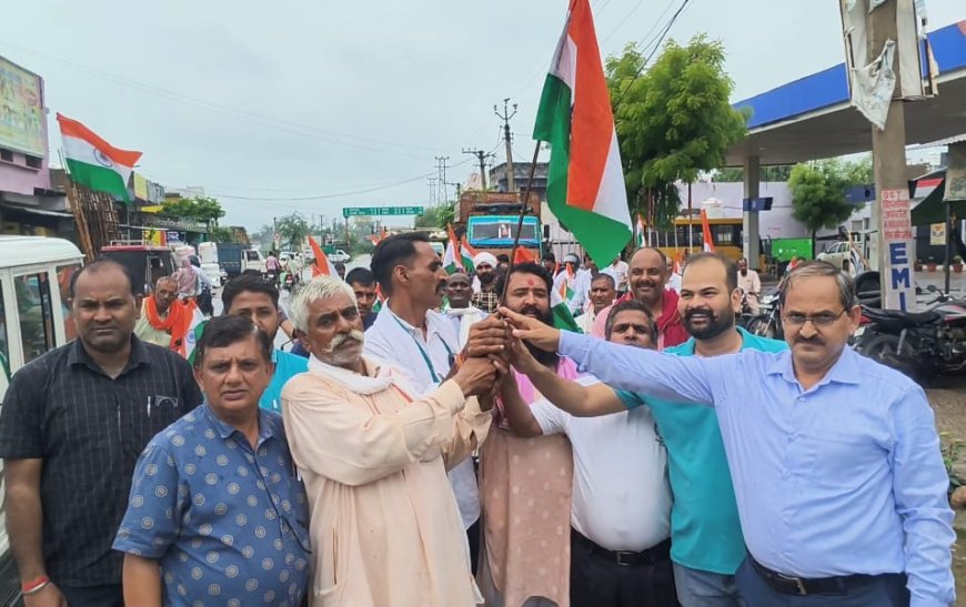 गोविंदगढ़ मे तिरंगा यात्रा का हुआ आयोजन,हाथों में तिरंगा लेकर देश भक्ति के नारो के साथ दिया देश प्रेम का संदेश