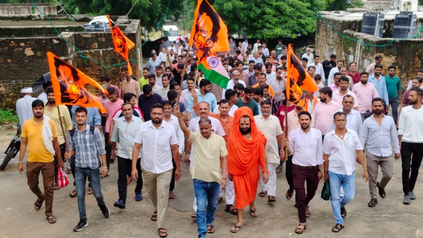 बांग्लादेश मे अल्पसंख्यकों हो रहे अत्याचार के विरोध मे व्यापारियों ने बंद रखे प्रतिष्ठान, सौंपा ज्ञापन