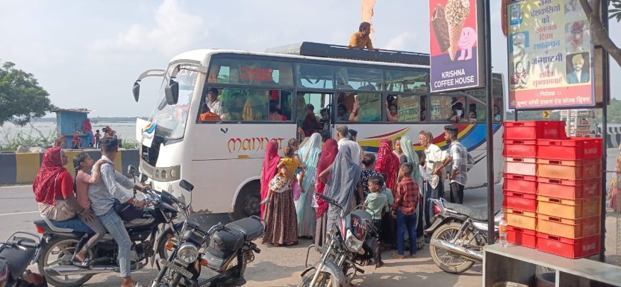 गुरला में बहनों ने भाई की कलाई पर बांधी राखीः बसों में उमड़ी भीड़, मिठाइयों और राखी की दुकानों में हुई खरीददारी