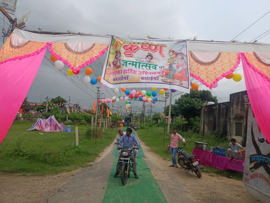 बंदनवार और फूलों से सजा मंदिर, बना नंद गांव