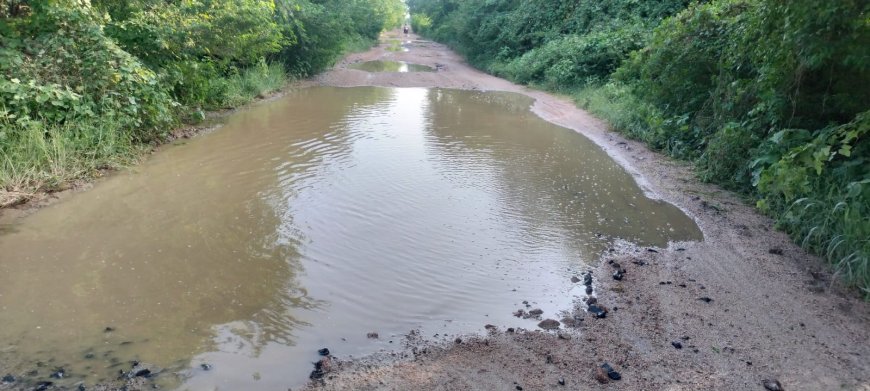 सड़क के क्षतिग्रस्त होने से राहगीर परेशान हरदम हादसे की आंशका