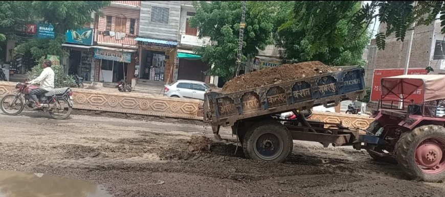 राहत: सड़कों में बने गड्ढों को भरने का काम शुरू:  शहर में मुख्य सड़क पर किया गया मरम्मत कार्य