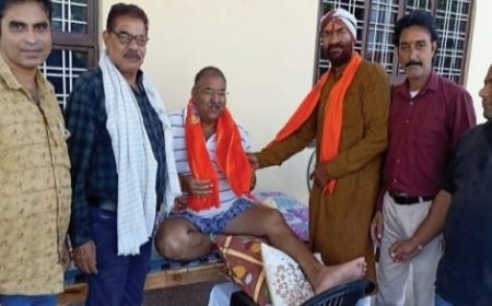 रेलवे परिसर में स्थित हनुमान मंदिर का जीर्णोद्धार करने की मांग को लेकर रामहेत को सौंपा ज्ञापन