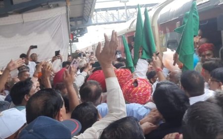 खैरथल स्टेशन पर गरीब रथ एक्सप्रेस ठहराव शुरू, पहले दिन 11 लोगों ने किया सफर