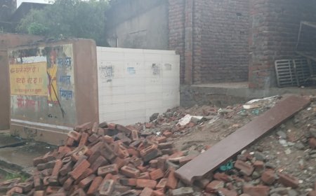 हाईवे पर बने शौचालय को तोडकर किया अतिक्रमण, दुकानें बनाई:  सुविधा के अभाव मेंआमजन परेशान